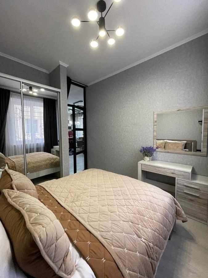 Appartement Vel Люкс à TTchernivtsi Extérieur photo